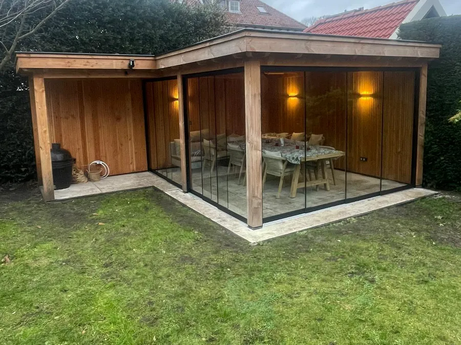 Tuinkamer met glazen wanden door Gooi’s Timmerwerk