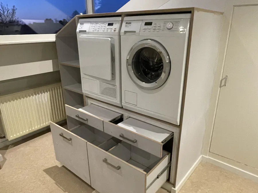 Kast op maat rond wasmachine en droger door Gooi’s Timmerwerk